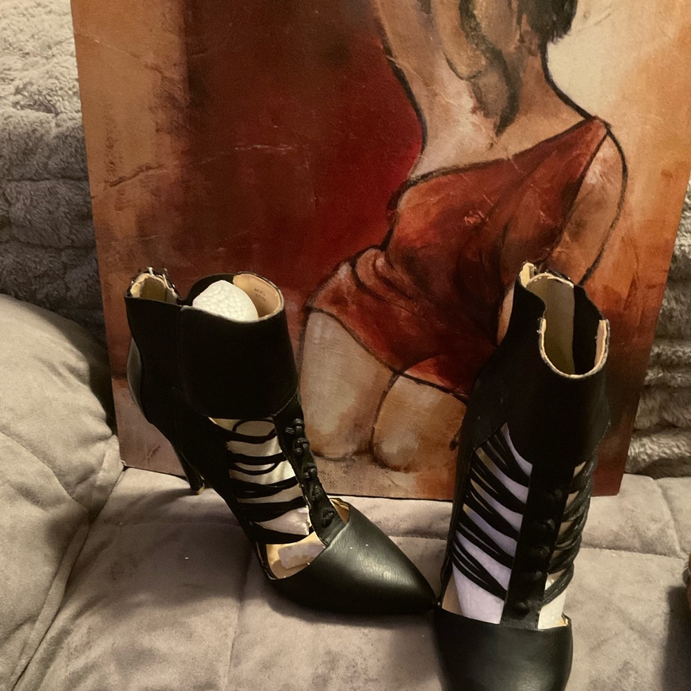 Akiko size 8.5 ankle boots, black